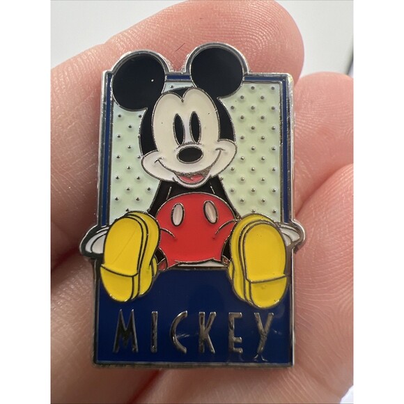 Disney Trading pin Mickey Mouse sitting yellow shoes white buttons classic - Picture 1 of 4